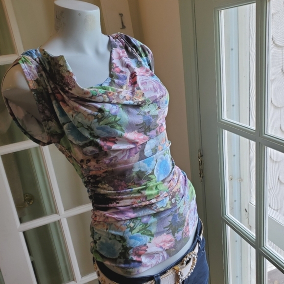 Suzy Shier Faded Floral Blouse - Picture 2 of 8